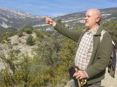 Paco indica la ubicación de Santo llegando a La Cabezonada